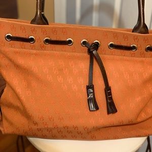 Gorgeous Dooney and Bourke signature canvas 💼 large sachel bag